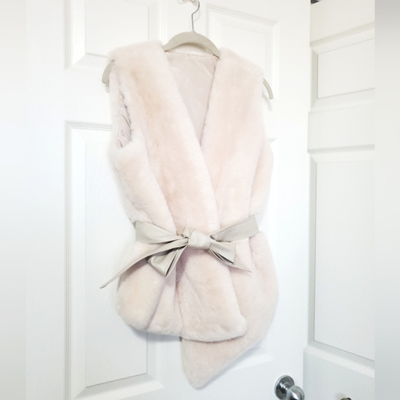Chicwish asymetric faux fur vest wrap with faux leather belt cream M sleeveless - Picture 3 of 15